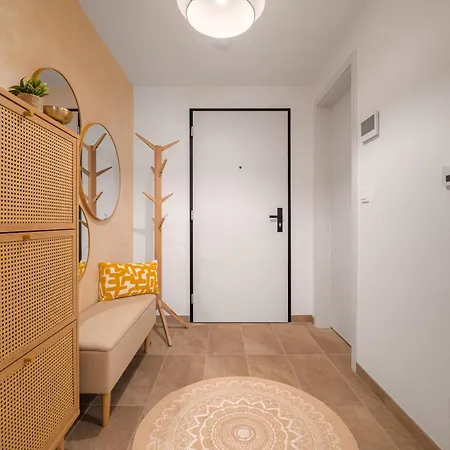 Pronajem Utulneho A Vybaveneho Bytu Apartament *