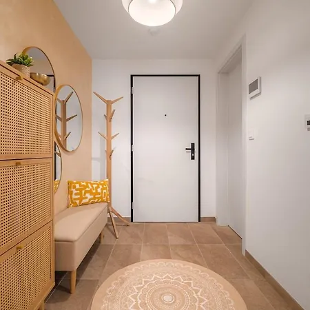 Apartment Pronajem Utulneho A Vybaveneho Bytu *